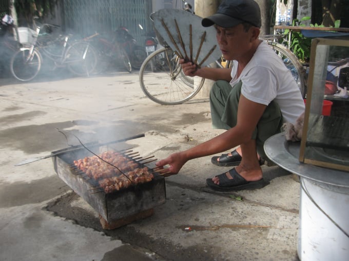 Người Dân Đình Dù Nướng Chả. Ảnh: Hải Tiến.