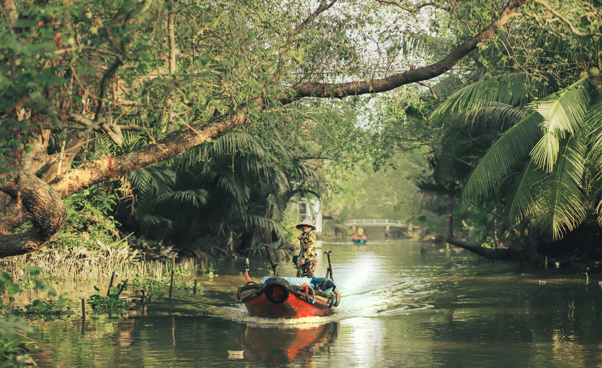 Khung Cảnh Sông Nước Mát Mẻ, Mang Lại Cảm Giác Dễ Chịu Cho Những Người Đang Sống Và Làm Việc Ở Thành Thị Bức Bối