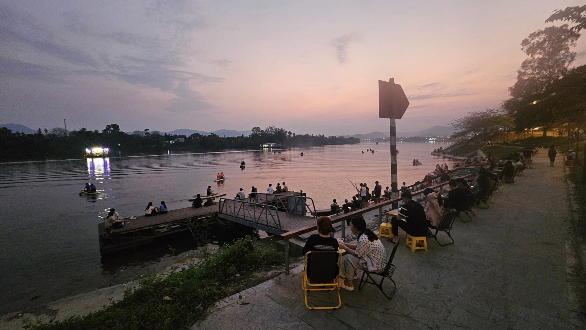 Trong Mấy Năm Trở Lại Đây, Hai Bờ Sông Hương Liên Tục Được Tôn Tạo, Chỉnh Trang Theo Hướng Ngày Một Sạch Đẹp, Văn Minh Khiến Du Khách Đến Huế Rất Hài Lòng. Không Chỉ Phục Vụ Khách Du Lịch, Người Dân Địa Phương Cũng Thụ Hưởng Không Gian Sạch Đẹp, Chỉn Chu Tại Huế Ngày Một Nhiều Hơn