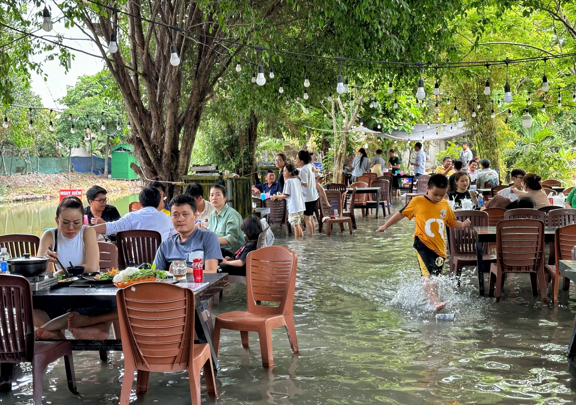 Độc Lạ Quán Ăn Tp.hcm Mùa Nắng Nóng: Khách Vừa Ăn Vừa… Bì Bõm Lội Nước- Ảnh 1.