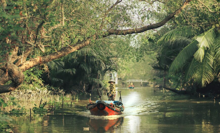 Khung Cảnh Sông Nước Mát Mẻ, Mang Lại Cảm Giác Dễ Chịu Cho Những Người Đang Sống Và Làm Việc Ở Thành Thị Bức Bối