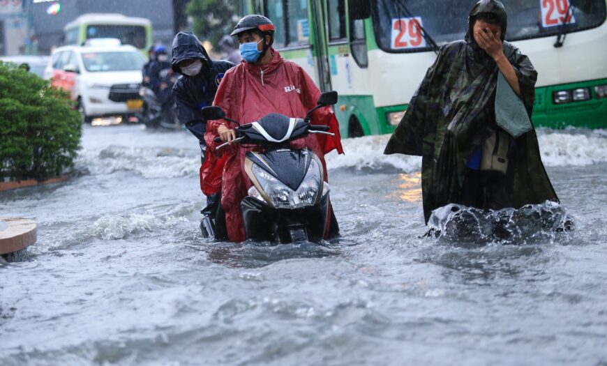 Lăng Kính Bạn Đọc: Bao Giờ Hết Cảnh 'Bơi Trên Đường' Khi Trời Mưa ?