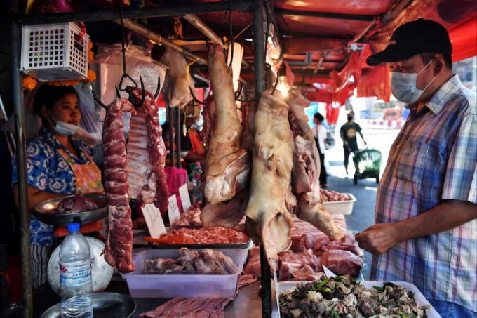 Một Khách Hàng Đang Cân Nhắc Mua Thịt Lợn Tại Một Chợ Bán Thịt Ở Bangkok Hôm 10/1/2022. Giá Thịt Lợn Đã Tăng Vọt Tại Thái Lan Trong Bối Cảnh Lo Ngại Về Một Đợt Bùng Phát Dịch Tả Lợn Châu Phi. Ảnh: Afp.