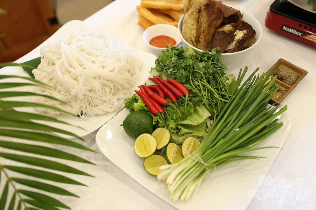 Những Nguyên Liệu Chính Làm Món Phở Bò. Ảnh: Diệu Vy.