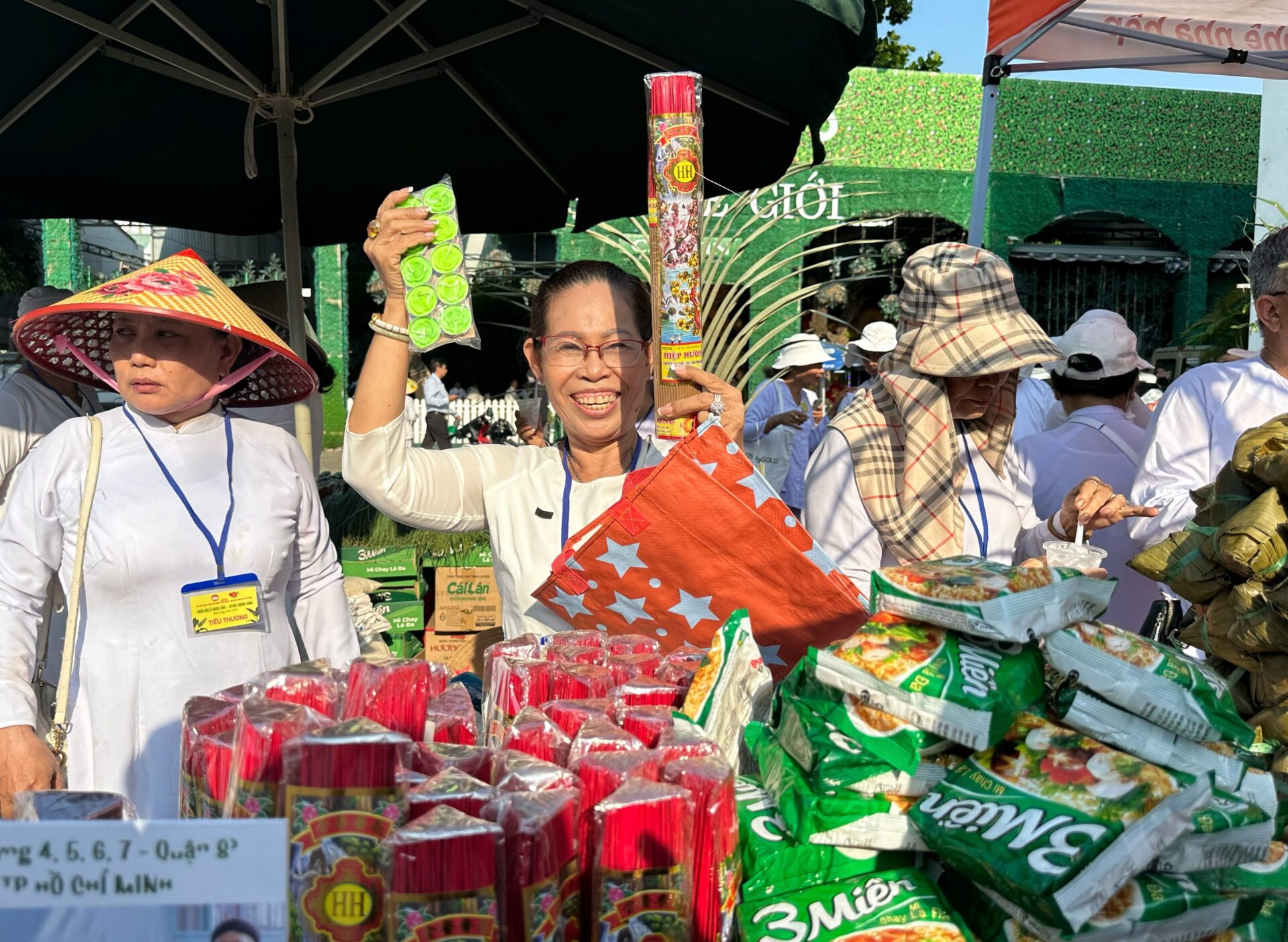 'Biển Người' Ở Tp.hcm Cầm... Lá Cây Đi Mua Món Ngon, Không Xài Tiền Mặt- Ảnh 8.