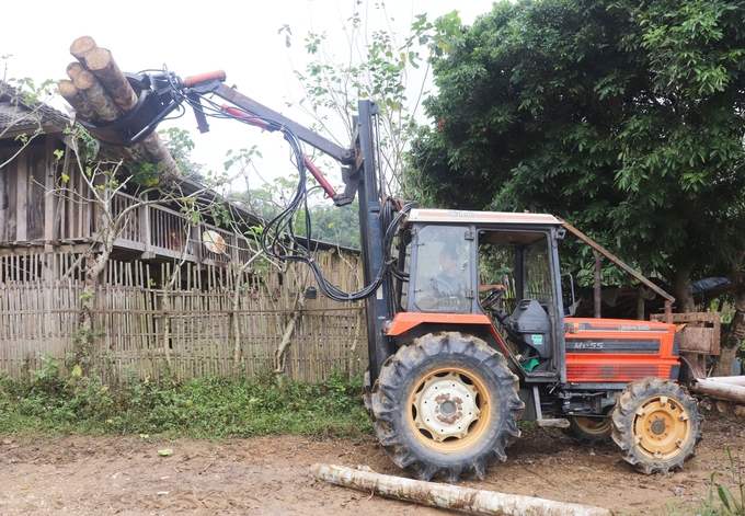 Giải Pháp Sáng Tạo Giàn Nâng, Gắp, Xúc, Ủi Gắn Trên Máy Nông Nghiệp Của Anh Duẩn. Ảnh: Đình Hợi. 