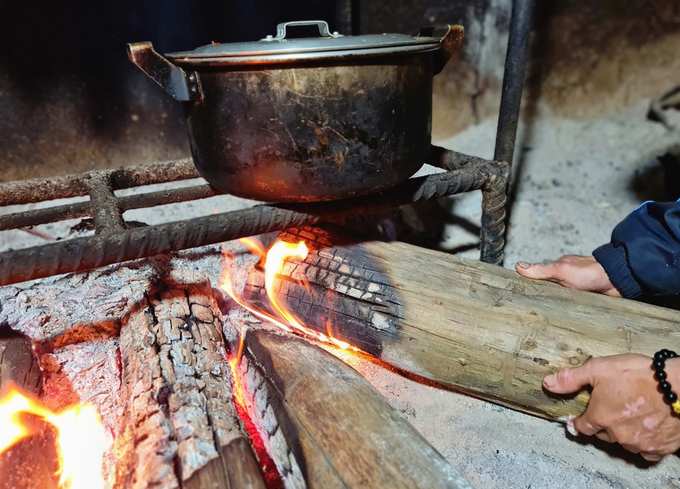 Bà Quế Quan Niệm, Khi Lửa Tắt Là Duyên Với Nghề Đã Cạn. Ảnh: Việt Khánh.